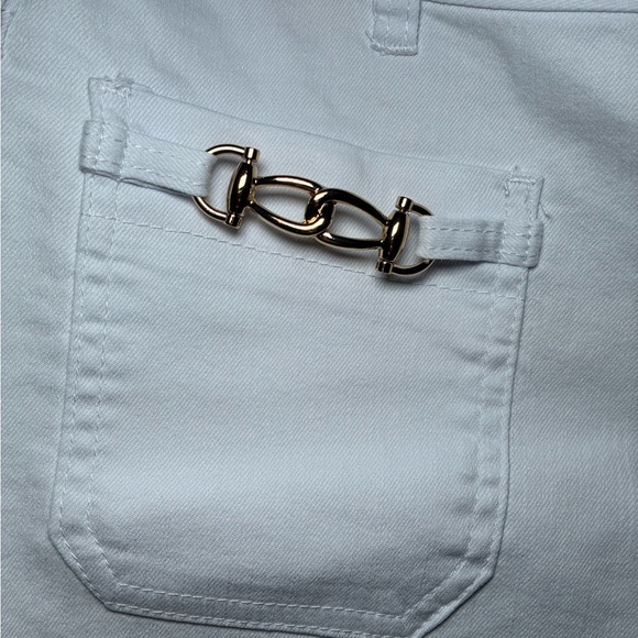 Camila Coelho White Straight Ankle Jeans with Gold Chain Detail - Size 8 NWT - Picture 2 of 10